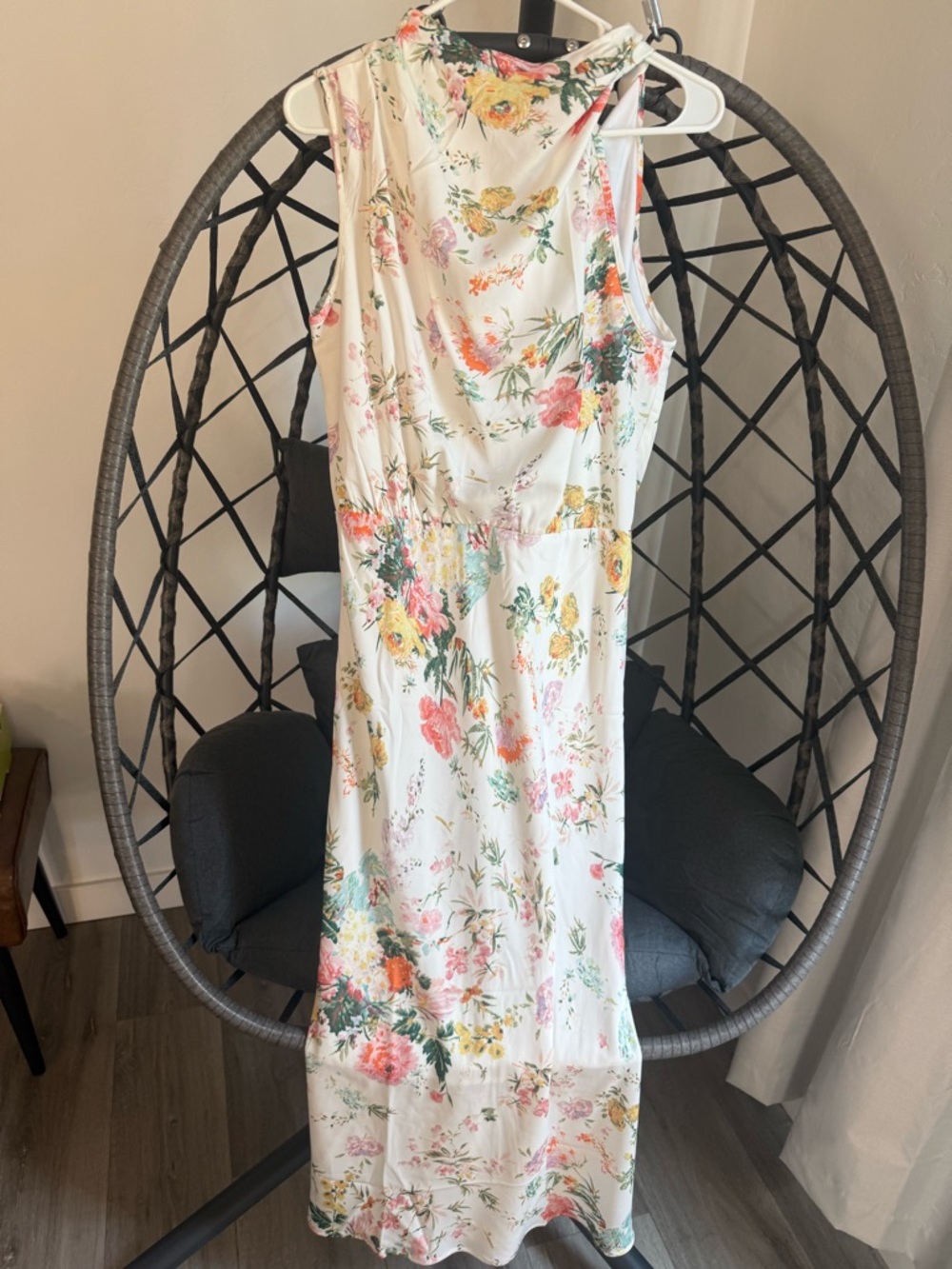 Pretty garden Floral Sleeveless Midi Dress in White with florals NWOT
